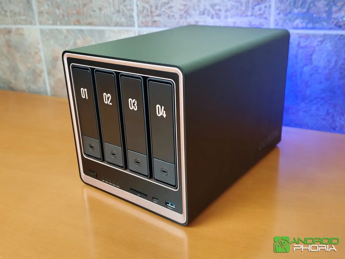 UGREEN NASync DXP4800 GT un NAS de 4 bahias ranuras para SSD M.2 y doble puerto Ethernet de 10 GbE