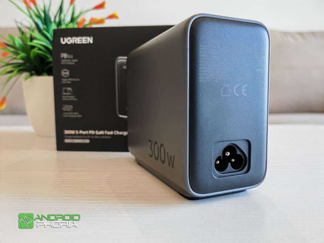 UGREEN Nexode 300W puerto de alimentacion