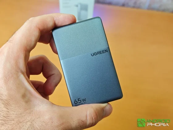 UGREEN Nexode Air 65W Charger Slim es bastante compacto y tiene un acabado muy premium que lo hace muy agradable al tacto