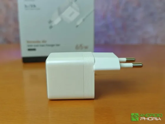 UGREEN Nexode Air 65W Charger es un pequeno cubo de menos de 4 x 4 cm