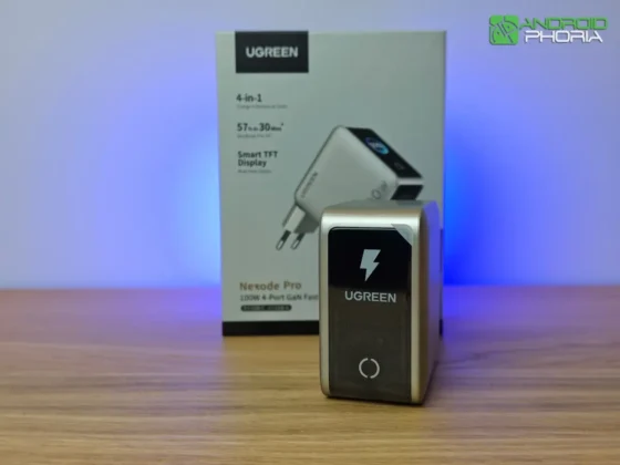 UGREEN Nexode Pro 100 W en el otro borde tiene su pantalla y el boton que la controla