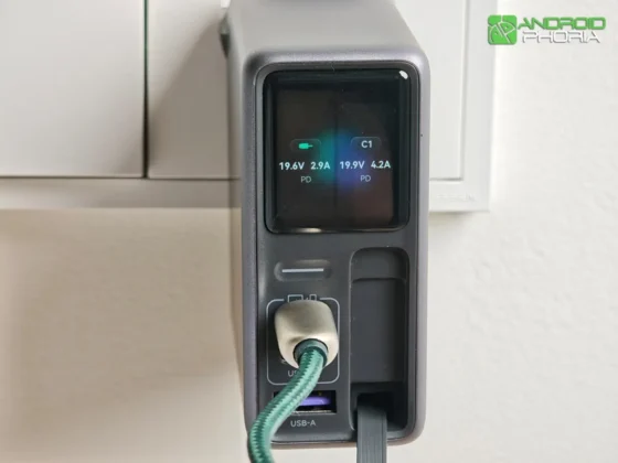 UGREEN Nexode Pro 160 W debajo de su pantalla esta el boton que la controla sus puertos y el cable USB-C retractil