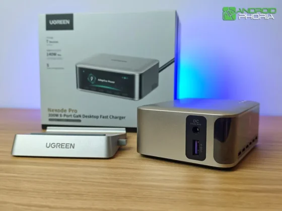 UGREEN Nexode Pro 300 W en la caja incluye una base que eleva los puertos y facilita su uso