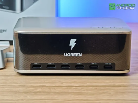 UGREEN Nexode Pro 300 W en la cara frontal tiene su pantalla y 6 puertos USB-C