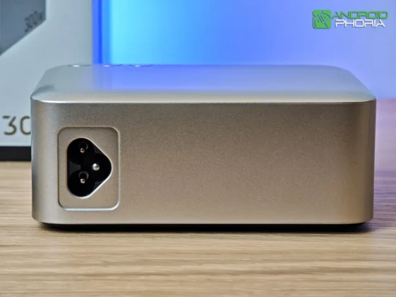 UGREEN Nexode Pro 300 W en la cara posterior tiene el puerto de entrada IEC C6 para su cable de corriente
