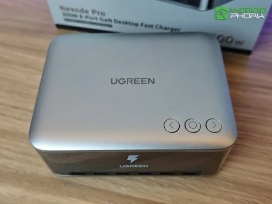 UGREEN Nexode Pro 300 W en la cara superior estan los botones para controlar la pantalla no es tactil