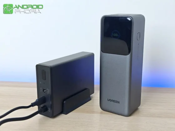 UGREEN US3000 NAS UPS tiene un tamano compacto comparado con una power bank UGREEN Nexode Power Bank