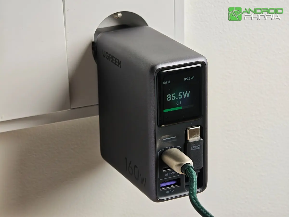 analisis del UGREEN Nexode Pro 160 W un cargador con pantalla cable retractil integrado y control inteligente
