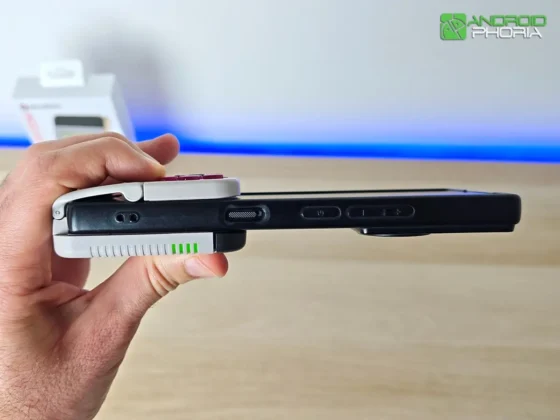 asi es como queda un movil con el GameSir Pocket Taco enganchado