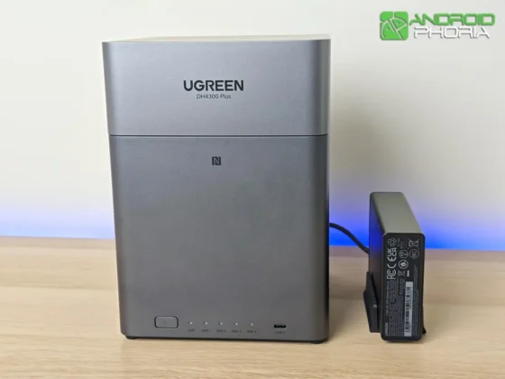 asi queda junto al NAS DH4300 Plus UGREEN US3000 NAS UPS