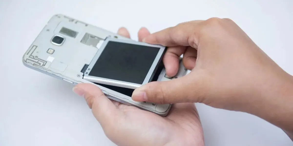 ¿Móviles con batería extraíble en 2027? Europa así lo quiere y lo establece