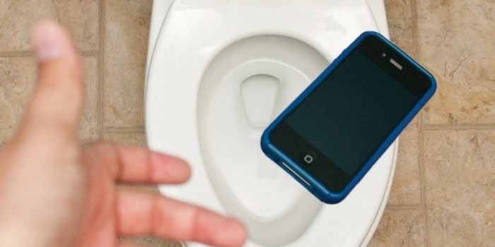 caida smartphone baño