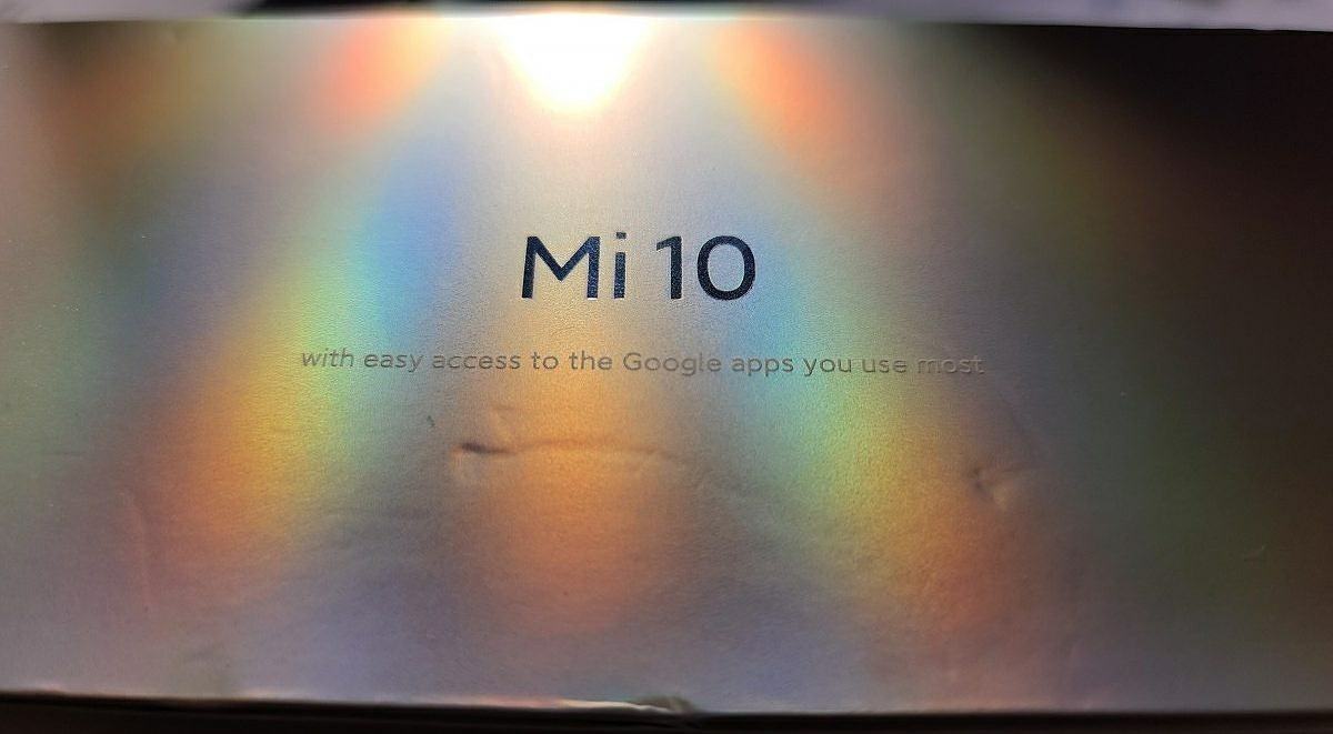 caja del xiaomi mi 10 con mensaje de las apps de google