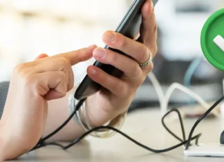 como conectar movil samsung a cargador publico de forma segura