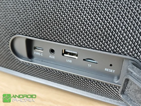 cuenta con puertos USB-C USB-A auxiliar de 3.5 mm y ranura microsd Tronsmart Bang 2