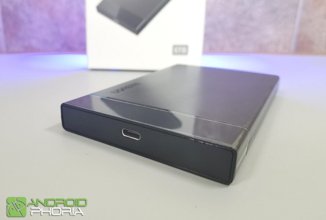 el puerto USB C 3.0 de la carcasa de disco duro 2.5 pulgadas de UGREEN