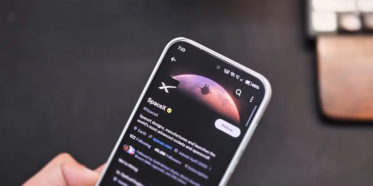 elon musk desmiente que esten desarrollando movil starlink