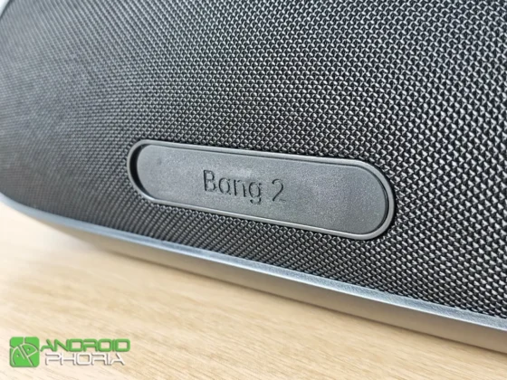 en la parte posterior tiene una tapa de goma que protege sus puertos Tronsmart Bang 2