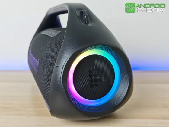 en sus costados lleva un par de aros de luces LED Tronsmart Bang 2