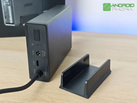 fabricado con un chasis de aluminio de lujo e incluye una base de soporte UGREEN US3000 NAS UPS