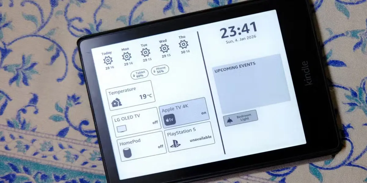 Un Amazon Kindle siendo usado como asistente de hogar inteligente