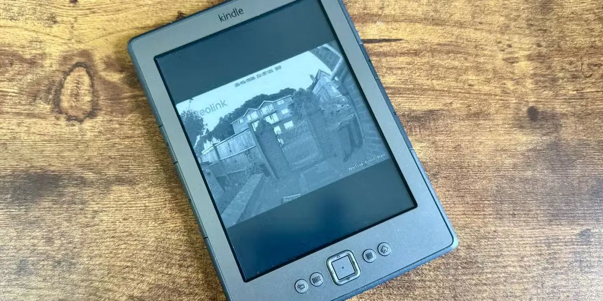 Un Amazon Kindle siendo usado como monitor de cámara de vigilancia