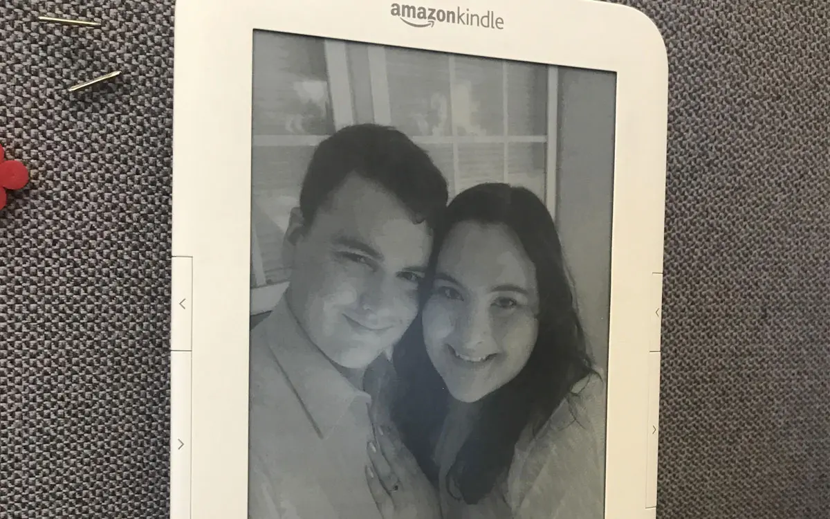 Un Amazon Kindle siendo usado como marco fotográfico