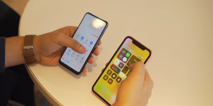 iPhone XR vs Galaxy S10e parte trasera 3