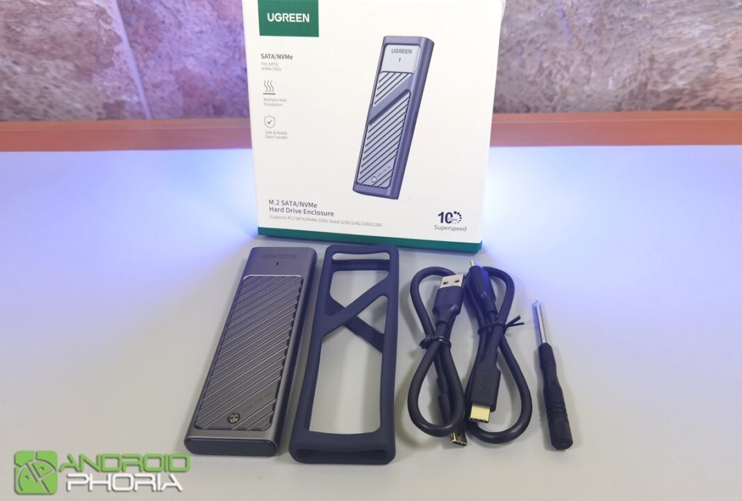 la caja incluye la carcasa SSD M.2 de UGREEN dos cables usb c y un destornillador