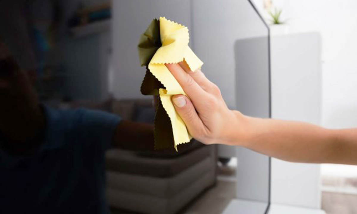 limpiando pantalla de smart tv