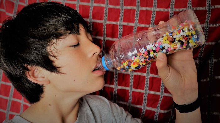 niño come plastico