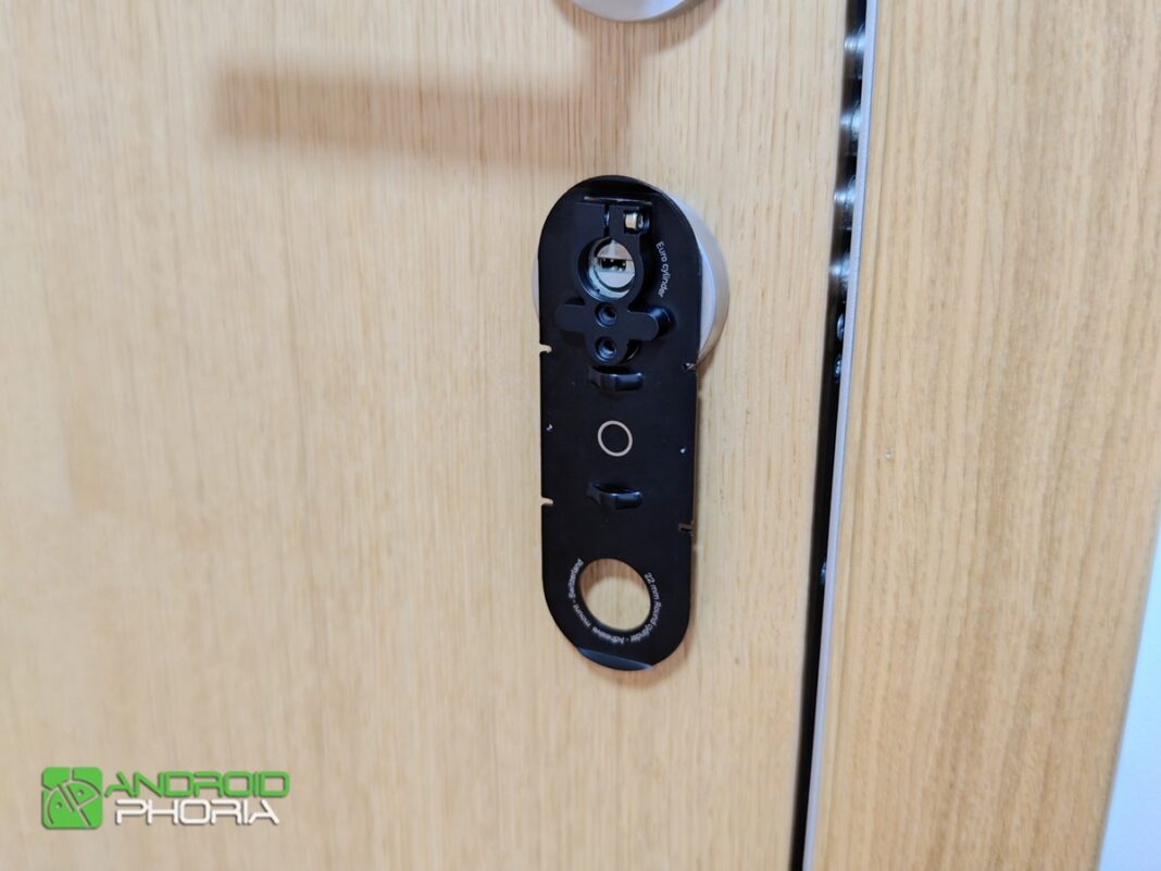 placa de montaje de la cerradura Yale Linus Smart Lock L2