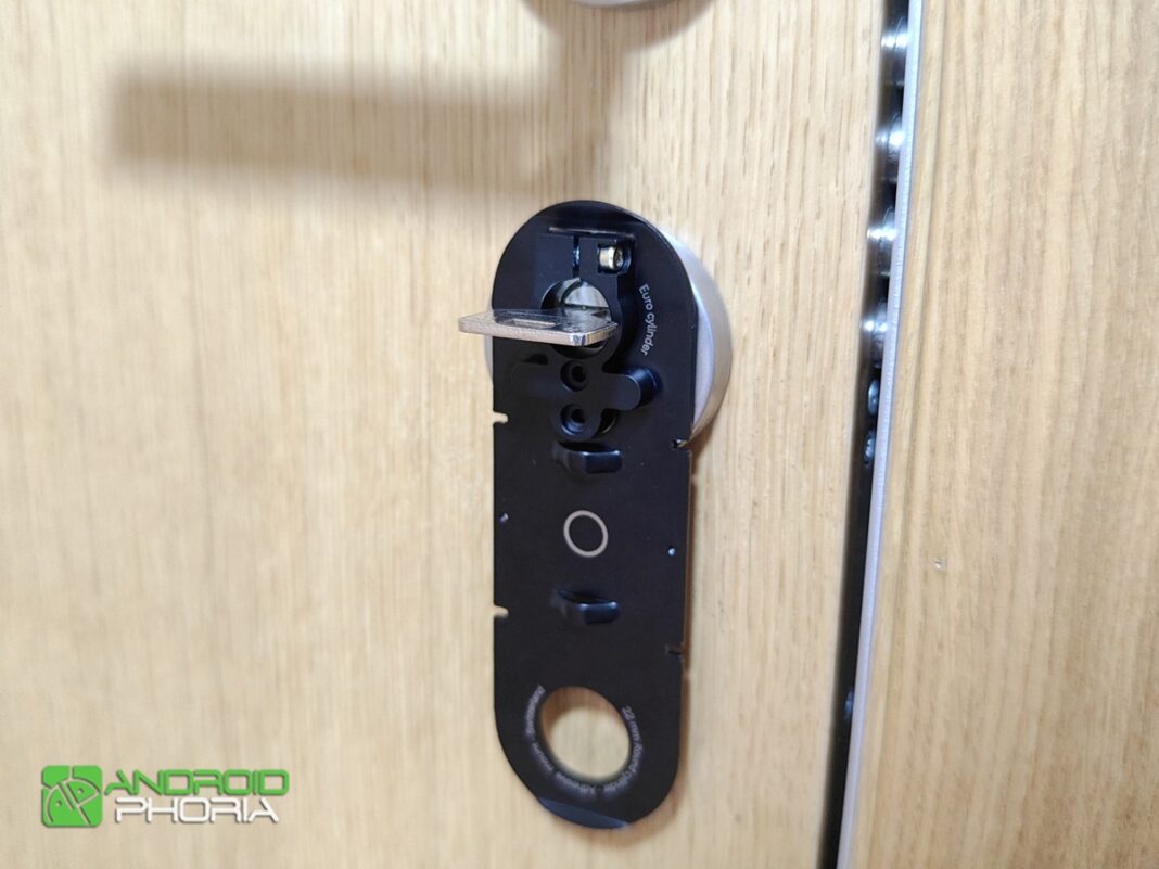 placa de montaje de la cerradura Yale Linus Smart Lock L2 con llave