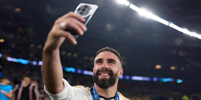 selfie de dani carvajal con un oppo find x7 ultra