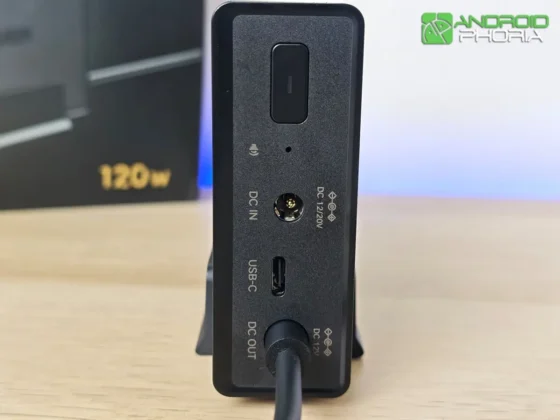 tiene un diseno simple y practico con un boton de encendido un puerto USB y los puertos DC de salida y entrada UGREEN US3000 NAS UPS