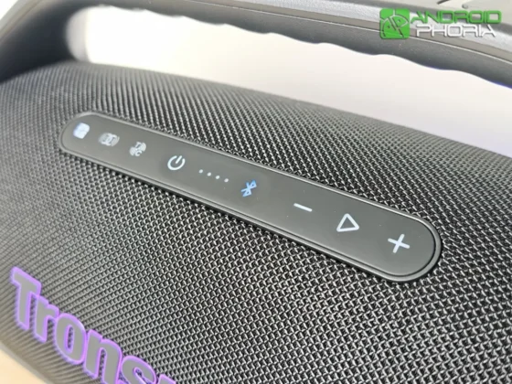 tiene un panel de botones para controlar la reproduccion conexion y ecualizacion Tronsmart Bang 2