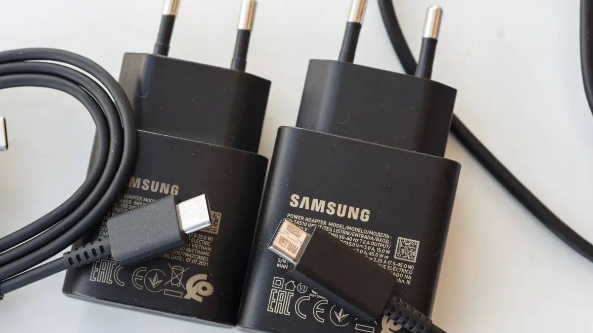 Use The Smallest Samsung Galaxy S25 Charger